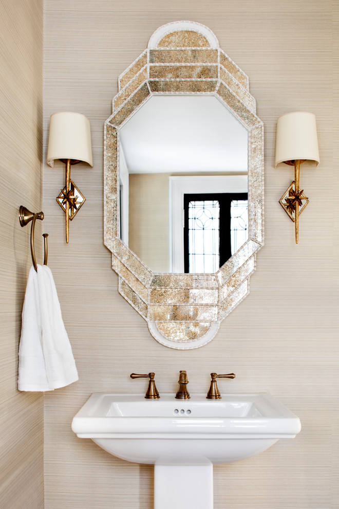 Ejemplo de aseo mediterráneo con paredes beige y lavabo con pedestal