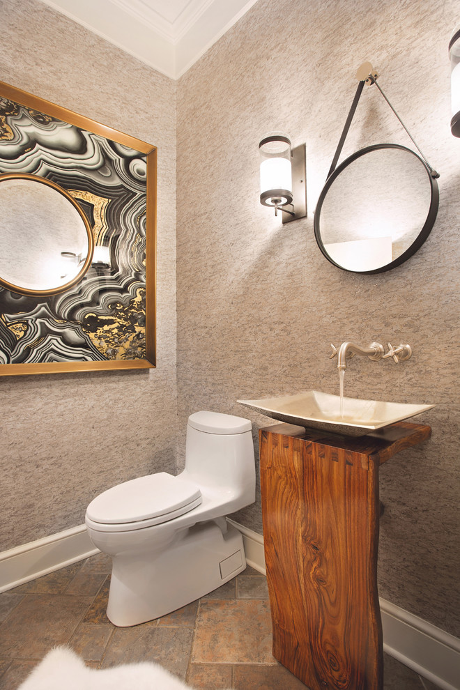 Foto på ett mellanstort maritimt brun toalett, med skåp i mörkt trä, en toalettstol med hel cisternkåpa, bruna väggar, klinkergolv i keramik, ett fristående handfat, träbänkskiva och brunt golv