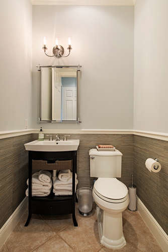Cette photo montre un petit WC et toilettes exotique avec un placard sans porte, des portes de placard noires, WC séparés, un mur gris, un sol en carrelage de céramique, un lavabo intégré, un plan de toilette en quartz modifié et un sol beige.