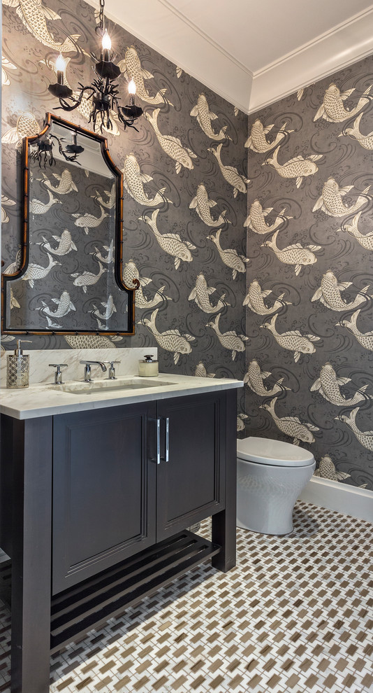 Klassische Gästetoilette mit dunklen Holzschränken, grauer Wandfarbe, Mosaik-Bodenfliesen und Marmor-Waschbecken/Waschtisch in Miami