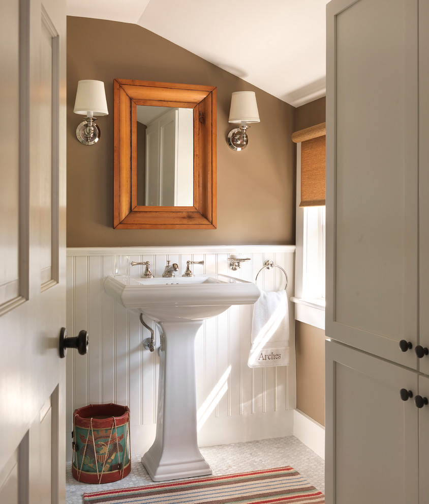 Стильный дизайн: туалет в морском стиле с раковиной с пьедесталом - последний тренд