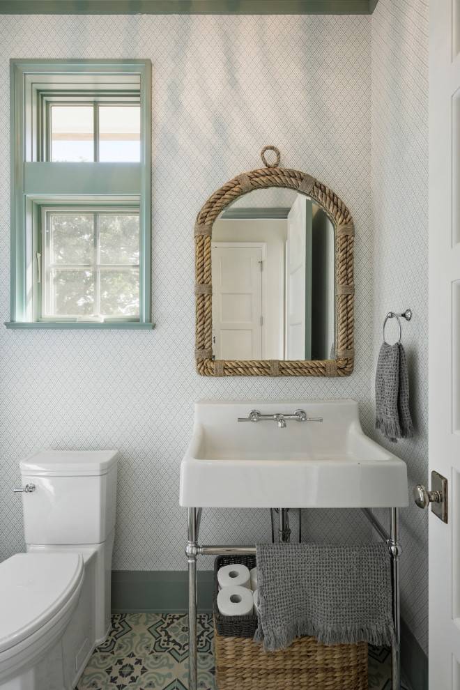 Пример оригинального дизайна: туалет в морском стиле с раздельным унитазом, белыми стенами, полом из цементной плитки, консольной раковиной и разноцветным полом