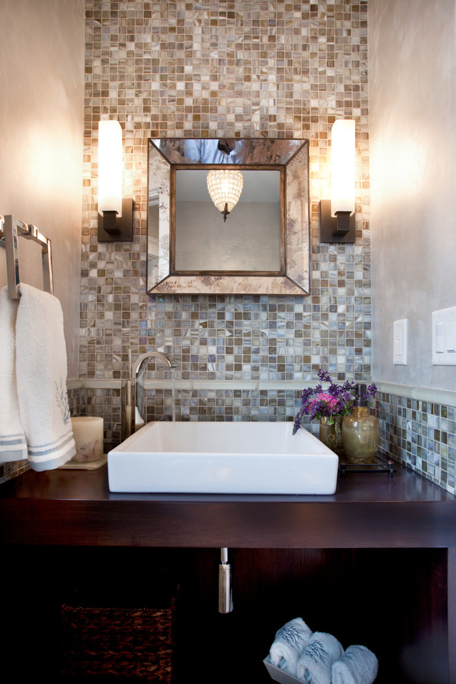 Immagine di un grande bagno di servizio stile marinaro con ante in stile shaker, ante in legno bruno, pareti beige, pavimento in marmo, lavabo sottopiano, top in marmo, pavimento bianco e top marrone