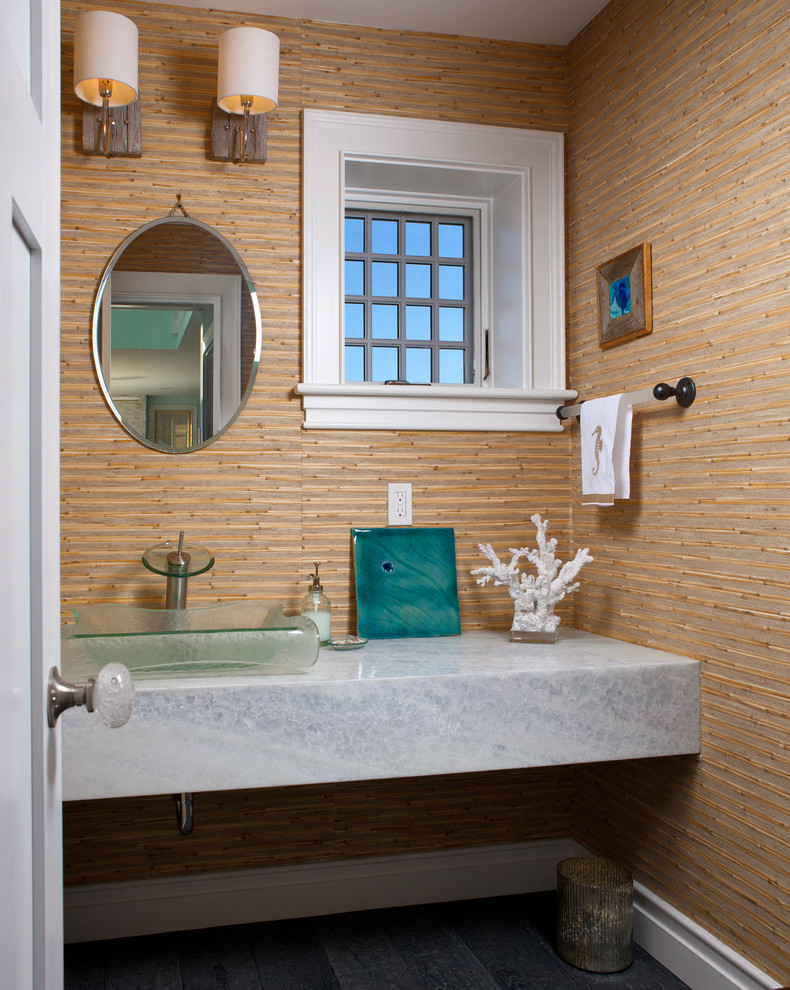 Exempel på ett litet maritimt toalett, med öppna hyllor, beige kakel, beige väggar, mörkt trägolv, ett fristående handfat, bänkskiva i kvartsit och grått golv