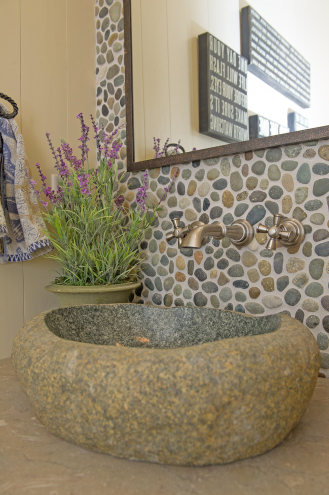 Ejemplo de aseo costero pequeño con paredes beige, lavabo sobreencimera, baldosas y/o azulejos grises y suelo de baldosas tipo guijarro