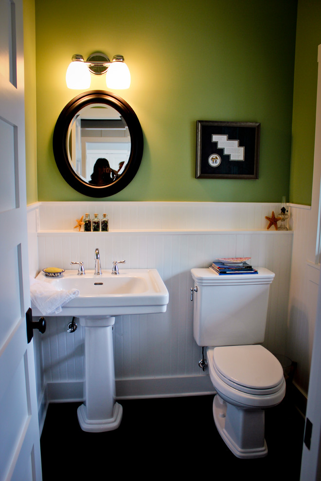 На фото: туалет в морском стиле с раздельным унитазом, зелеными стенами и раковиной с пьедесталом