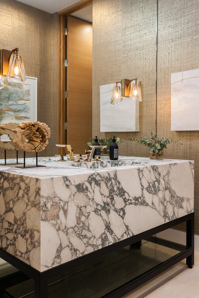 Foto di un grande bagno di servizio design con pareti beige, pavimento in marmo, top in marmo, pavimento beige e top multicolore