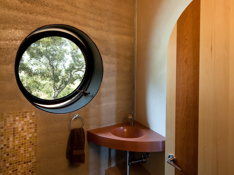 サンルイスオビスポにあるエクレクティックスタイルのおしゃれなトイレ・洗面所 (一体型シンク、マルチカラーのタイル、モザイクタイル、コンクリートの洗面台) の写真