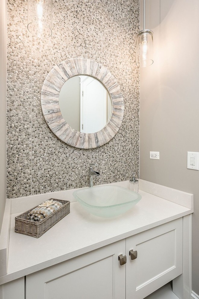 Immagine di un bagno di servizio chic di medie dimensioni con ante in stile shaker, ante bianche, piastrelle grigie, piastrelle di ciottoli, pareti beige, lavabo a bacinella, top in quarzite e top bianco