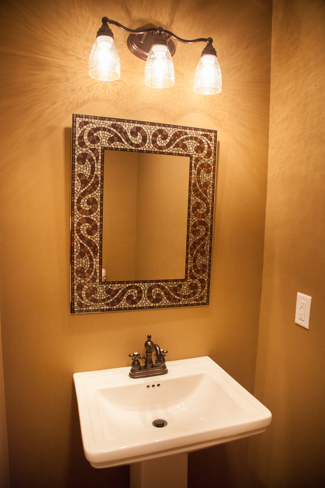 Пример оригинального дизайна: туалет в классическом стиле с раковиной с пьедесталом и коричневыми стенами