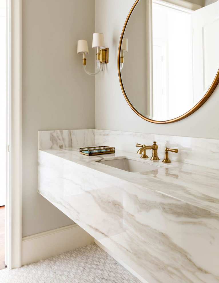 Esempio di un grande bagno di servizio classico con lavabo sottopiano, top in marmo, pareti beige, piastrelle bianche e top bianco
