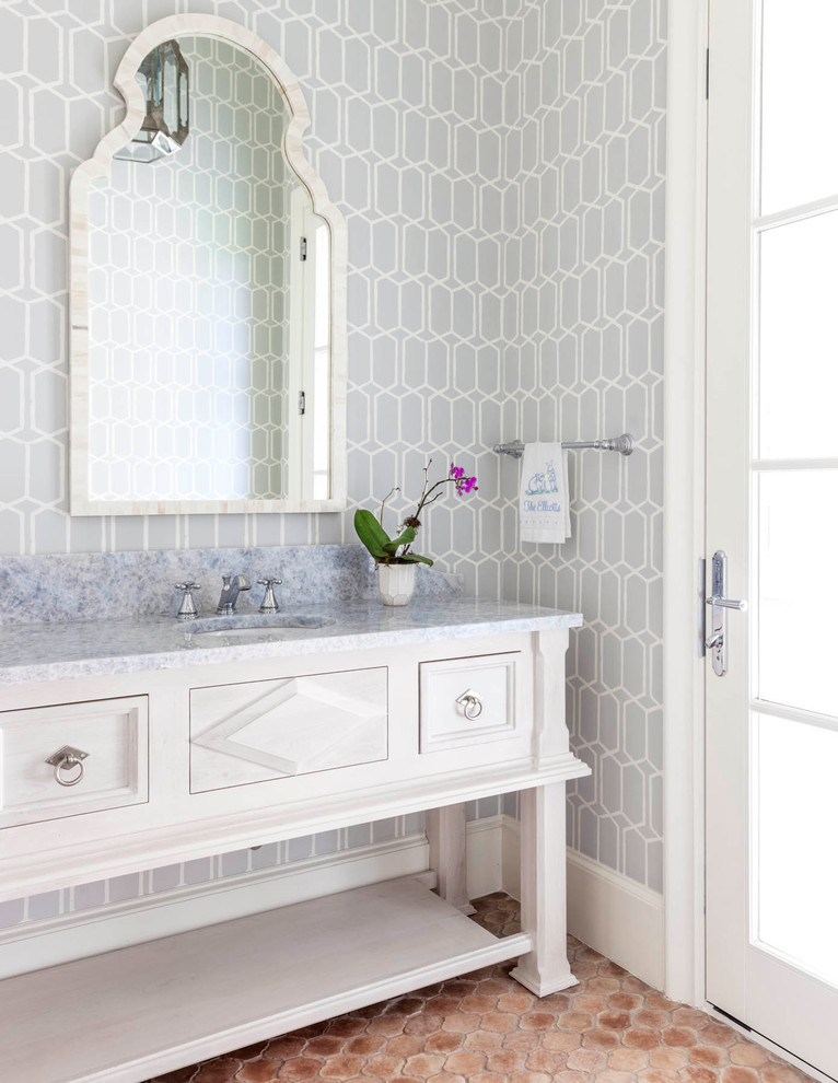 Esempio di un bagno di servizio tradizionale di medie dimensioni con lavabo sottopiano, consolle stile comò, ante bianche e pareti grigie