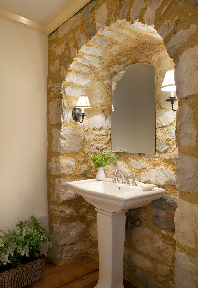 Idée de décoration pour un WC et toilettes champêtre avec un sol en bois brun.