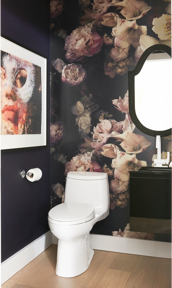 Kleine Klassische Gästetoilette mit flächenbündigen Schrankfronten, schwarzen Schränken, Toilette mit Aufsatzspülkasten, schwarzer Wandfarbe, hellem Holzboden und integriertem Waschbecken in Toronto