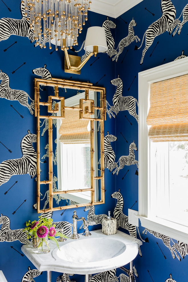 Imagen de aseo clásico renovado con lavabo tipo consola y paredes azules