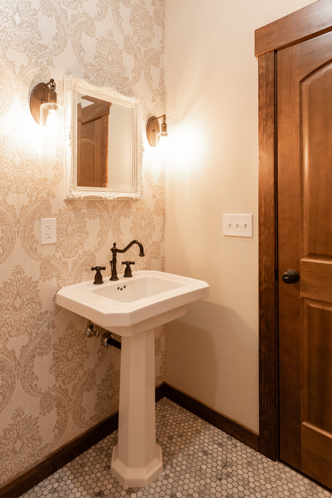 ポートランドにある高級な広いラスティックスタイルのおしゃれなトイレ・洗面所の写真
