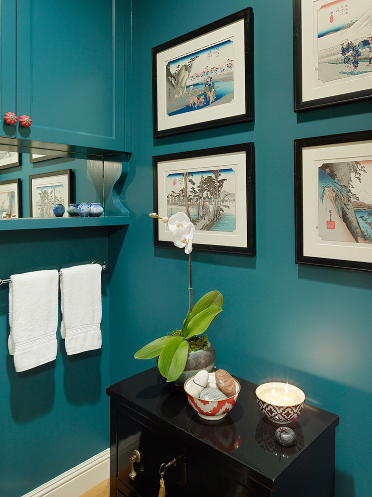 サンフランシスコにあるアジアンスタイルのおしゃれなトイレ・洗面所 (青い壁) の写真