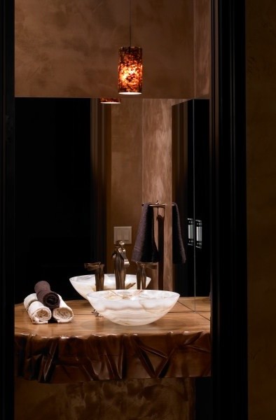 Diseño de aseo clásico renovado con lavabo sobreencimera y paredes marrones