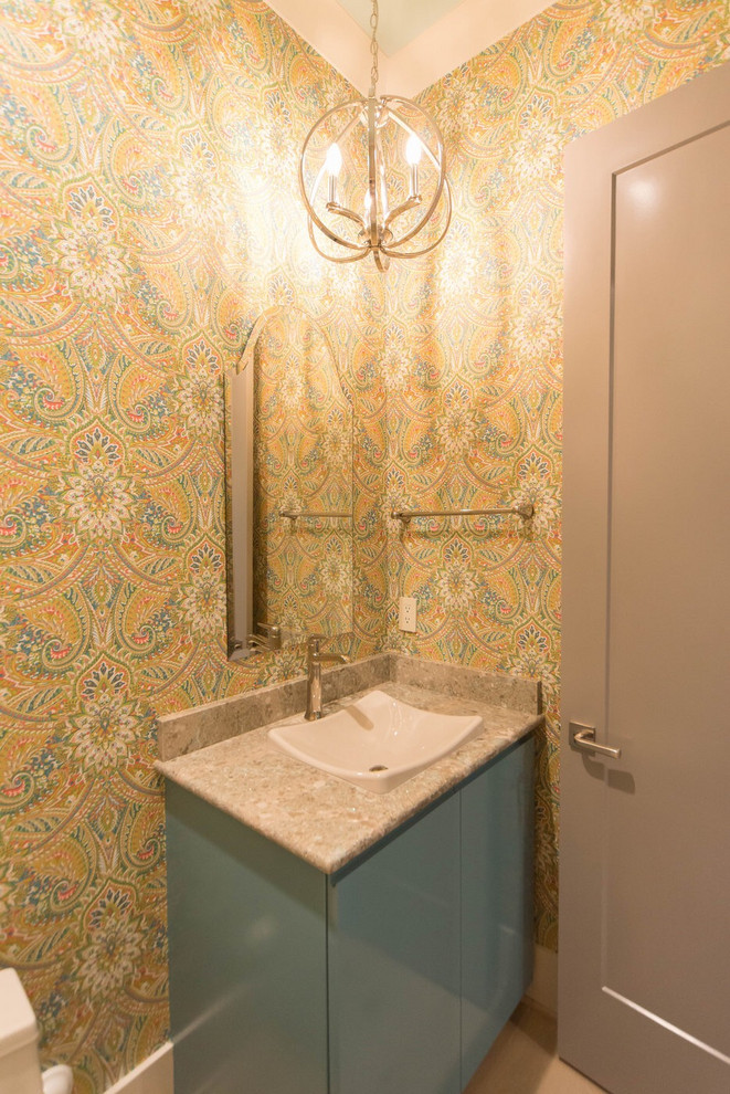Idee per un piccolo bagno di servizio design con ante lisce, ante blu, WC a due pezzi, pareti gialle, lavabo a bacinella, top in quarzo composito e top beige