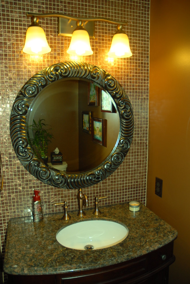 Mittelgroße Mediterrane Gästetoilette mit Mosaikfliesen, oranger Wandfarbe, Unterbauwaschbecken, Granit-Waschbecken/Waschtisch und bunter Waschtischplatte in Sonstige