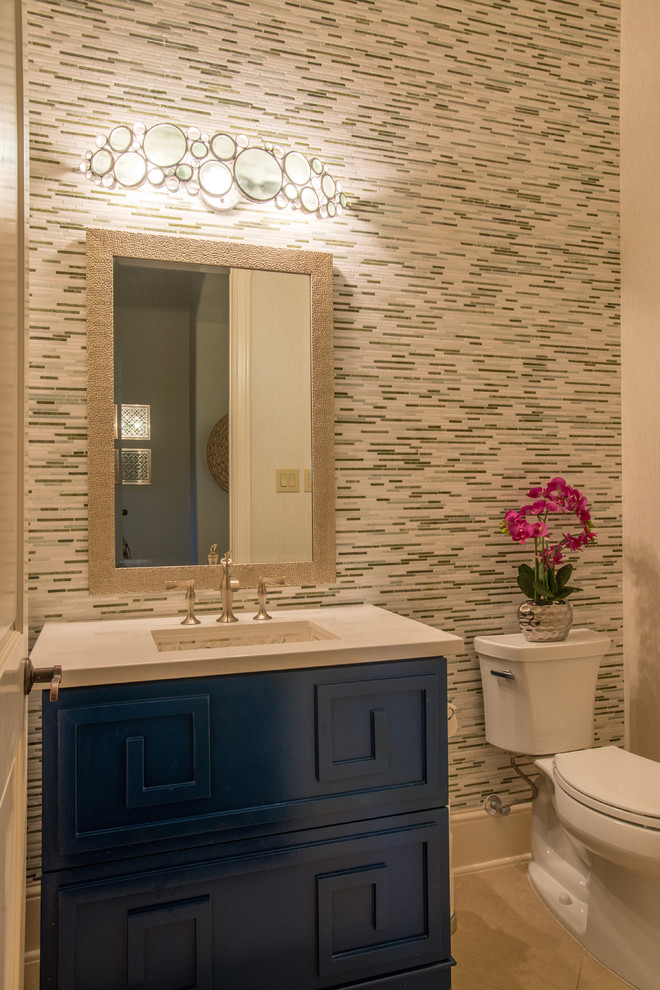 На фото: туалет в стиле неоклассика (современная классика) с фасадами островного типа, синими фасадами, разноцветной плиткой, бежевыми стенами, бежевым полом, белой столешницей и напольной тумбой