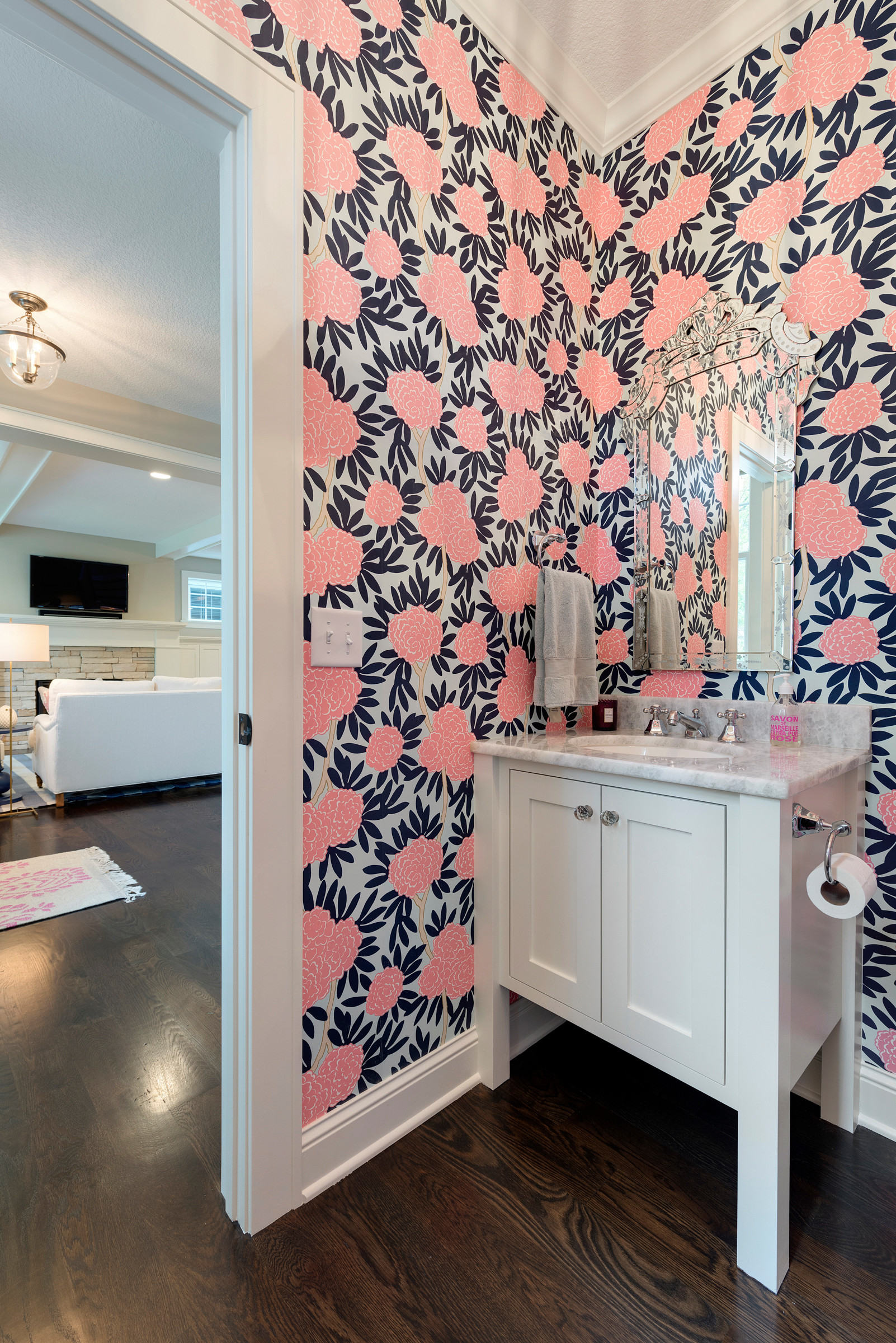 おしゃれなトイレ 洗面所 大理石の洗面台 ピンクの壁 の画像 75選 22年9月 Houzz ハウズ