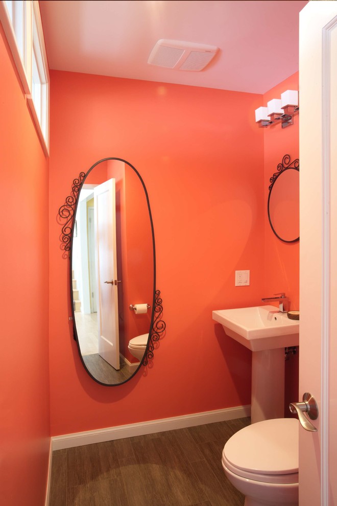 Kleine Moderne Gästetoilette mit Sockelwaschbecken, Porzellan-Bodenfliesen, Toilette mit Aufsatzspülkasten, rosa Wandfarbe und braunem Boden in San Francisco