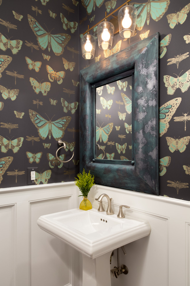 Idéer för vintage toaletter, med flerfärgade väggar och ett piedestal handfat