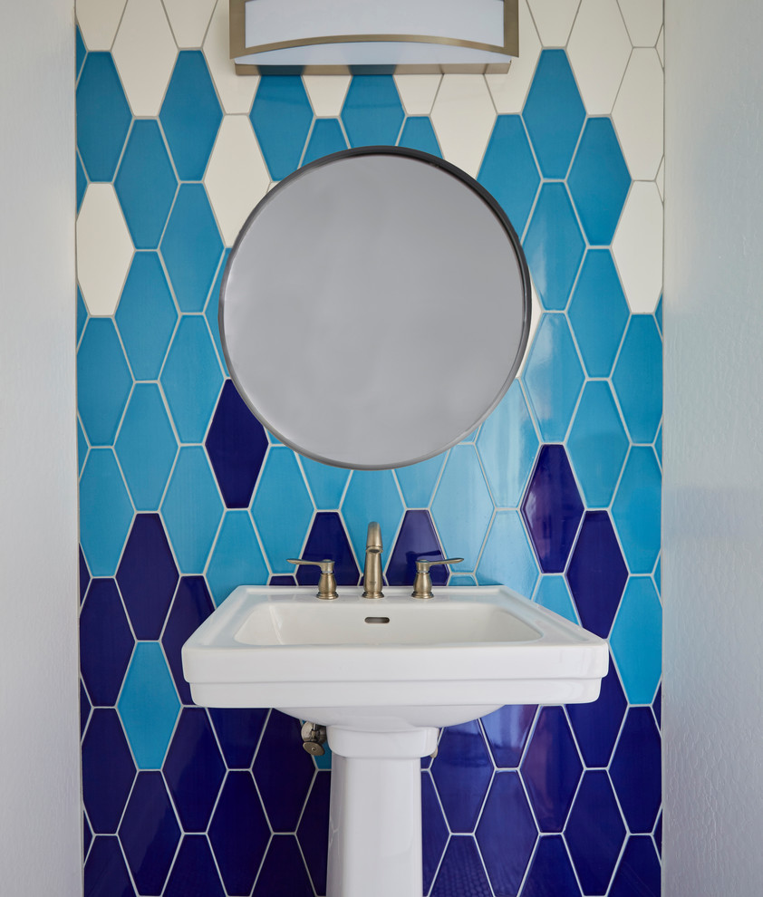 サンフランシスコにある高級な小さなトランジショナルスタイルのおしゃれなトイレ・洗面所 (青いタイル、磁器タイル、グレーの壁、ペデスタルシンク) の写真