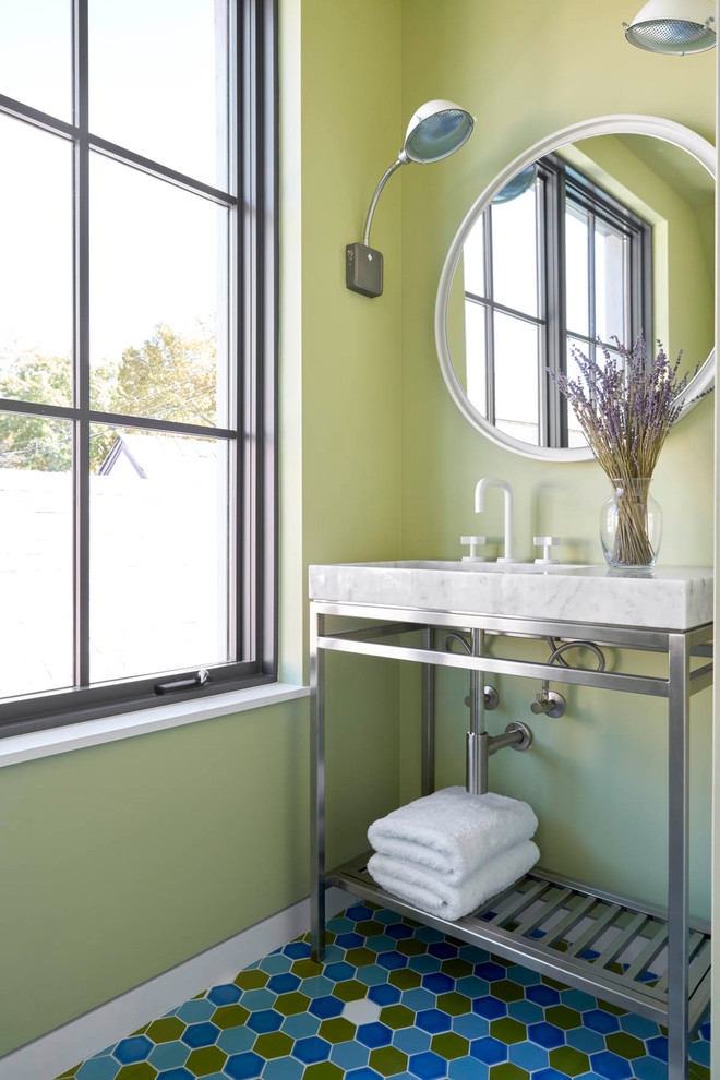 На фото: туалет в современном стиле с зелеными стенами, полом из керамической плитки, консольной раковиной и синим полом с