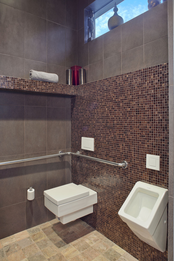 На фото: туалет в современном стиле с писсуаром, коричневой плиткой и плиткой мозаикой