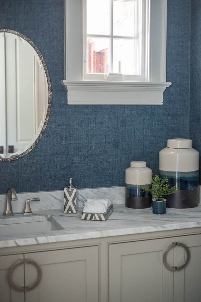 Esempio di un piccolo bagno di servizio classico con pareti blu, parquet scuro e top in marmo