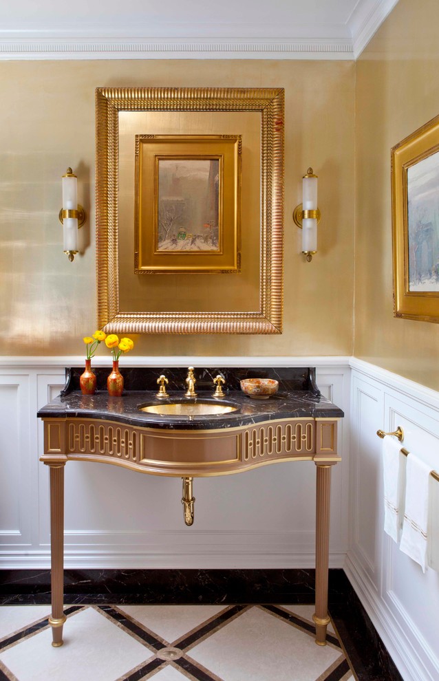 ニューヨークにあるトラディショナルスタイルのおしゃれなトイレ・洗面所 (コンソール型シンク、マルチカラーの床) の写真