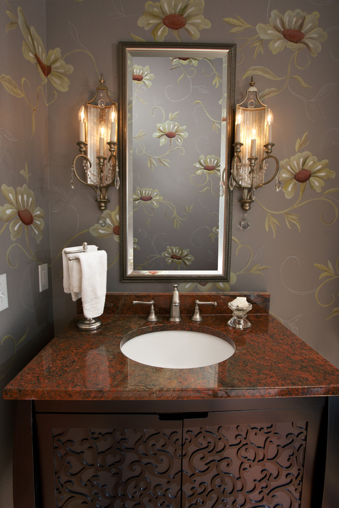 Esempio di un piccolo bagno di servizio bohémian con consolle stile comò, ante in legno bruno, WC a due pezzi, pareti multicolore, lavabo sottopiano, top in granito e top rosso