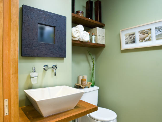 Kleine Moderne Gästetoilette mit Wandtoilette mit Spülkasten, grüner Wandfarbe, Aufsatzwaschbecken, Waschtisch aus Holz und brauner Waschtischplatte in Houston