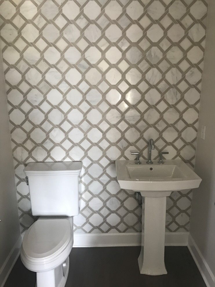 Kleine Gästetoilette mit weißen Fliesen, Marmorfliesen, grauer Wandfarbe und Sockelwaschbecken in Orange County