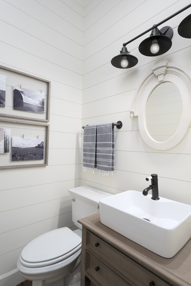 Ispirazione per un bagno di servizio country con ante con riquadro incassato, ante in legno scuro, WC a due pezzi, piastrelle bianche, pareti bianche, lavabo a bacinella, top in legno e top marrone