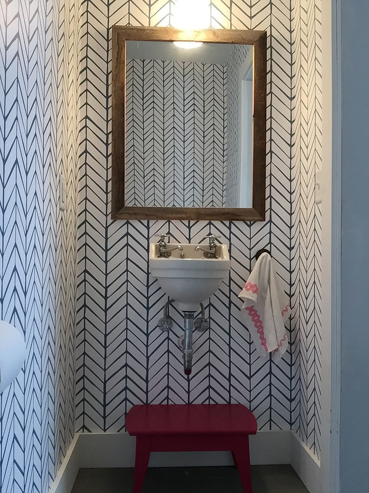 Inspiration för ett litet eklektiskt toalett, med flerfärgade väggar, mörkt trägolv och ett väggmonterat handfat