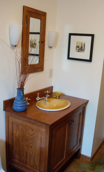 Пример оригинального дизайна: маленький туалет в стиле кантри с фасадами в стиле шейкер, фасадами цвета дерева среднего тона, белыми стенами, накладной раковиной и столешницей из дерева для на участке и в саду