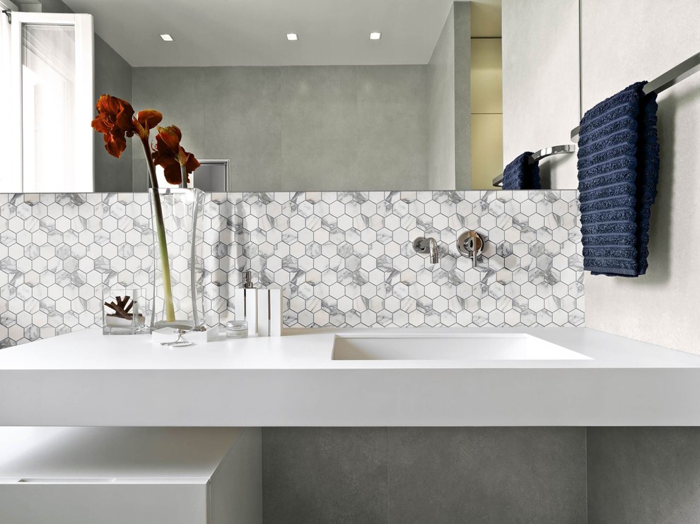 Idee per un bagno di servizio minimalista di medie dimensioni con piastrelle bianche, piastrelle a mosaico, pareti grigie, top in quarzo composito e lavabo sottopiano