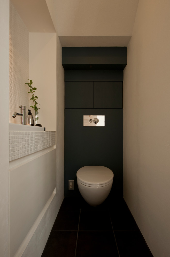 Ispirazione per un bagno di servizio scandinavo con pareti multicolore, lavabo a bacinella e pavimento nero