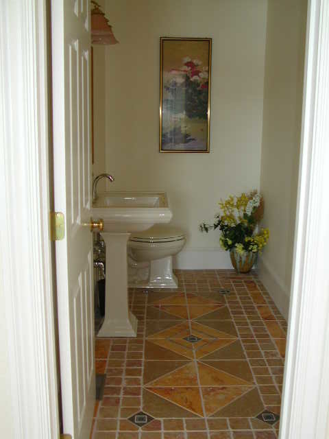 Kleine Landhausstil Gästetoilette mit Wandtoilette mit Spülkasten, beiger Wandfarbe, Keramikboden und Sockelwaschbecken in Boston