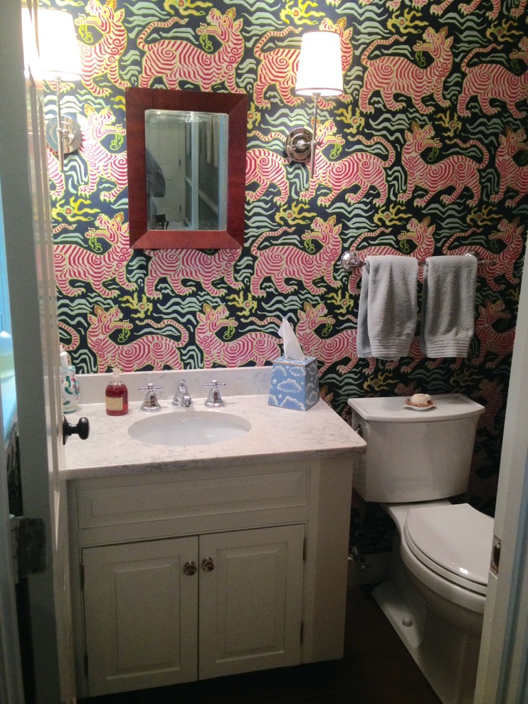 Esempio di un piccolo bagno di servizio moderno con ante con bugna sagomata, ante bianche, WC a due pezzi, pareti multicolore, lavabo sottopiano e top in quarzo composito
