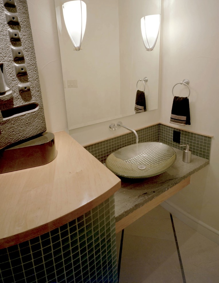 Immagine di un bagno di servizio minimal di medie dimensioni con piastrelle beige, piastrelle di marmo, pareti beige, pavimento in marmo, lavabo a bacinella, top in granito, pavimento beige e top verde