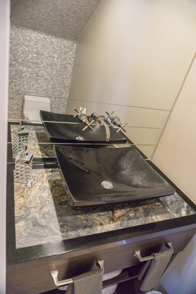 Kleine Moderne Gästetoilette mit offenen Schränken, dunklen Holzschränken, Toilette mit Aufsatzspülkasten, grauen Fliesen, beiger Wandfarbe, Aufsatzwaschbecken, Granit-Waschbecken/Waschtisch und Spiegelfliesen in San Diego