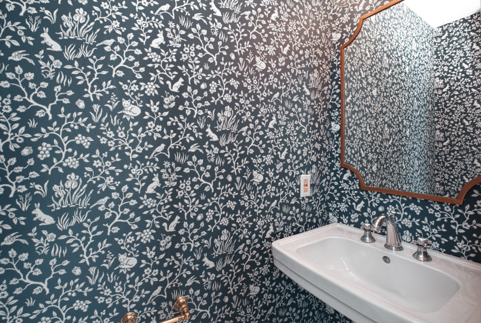 Kleine Moderne Gästetoilette mit Toilette mit Aufsatzspülkasten, blauer Wandfarbe, Mosaik-Bodenfliesen, Sockelwaschbecken, buntem Boden und Tapetenwänden in Washington, D.C.