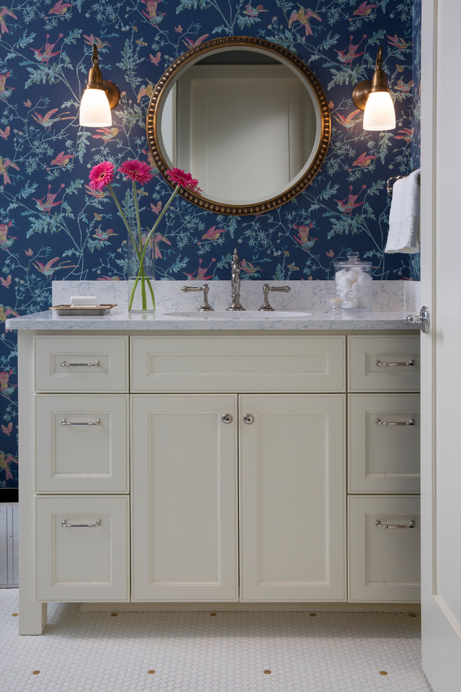 Idee per un bagno di servizio chic con ante con riquadro incassato, ante beige, pareti multicolore, pavimento con piastrelle a mosaico, pavimento multicolore e top grigio