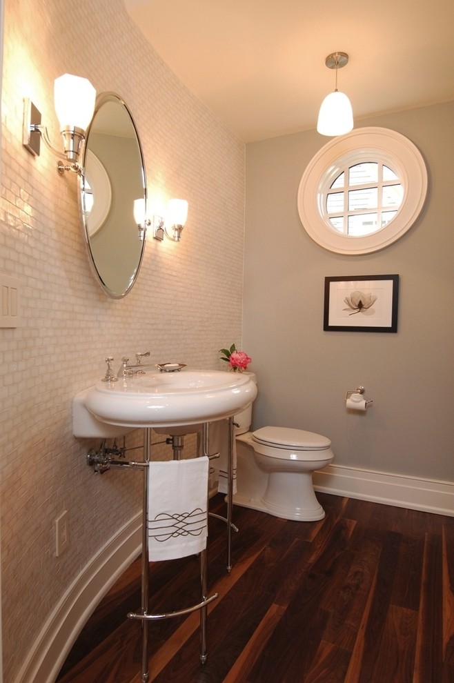 チャールストンにあるトラディショナルスタイルのおしゃれなトイレ・洗面所 (コンソール型シンク、白いタイル、モザイクタイル、グレーの壁、濃色無垢フローリング) の写真