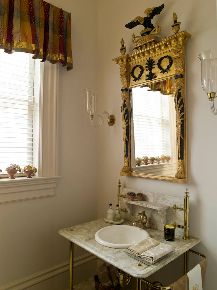 Imagen de aseo clásico con armarios tipo mueble, paredes blancas, lavabo bajoencimera y encimera de mármol
