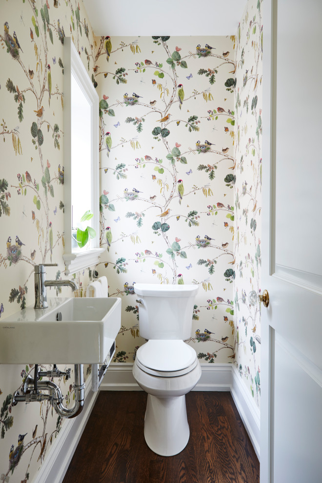 Foto di un piccolo bagno di servizio chic con pareti multicolore, parquet scuro, lavabo sospeso, pavimento marrone e WC monopezzo